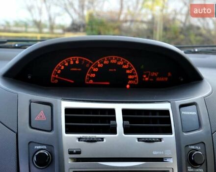 Серый Тойота Ярис, объемом двигателя 1 л и пробегом 166 тыс. км за 4400 $, фото 19 на Automoto.ua