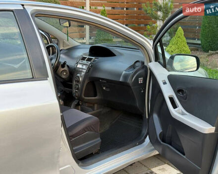 Серый Тойота Ярис, объемом двигателя 1 л и пробегом 230 тыс. км за 2999 $, фото 69 на Automoto.ua