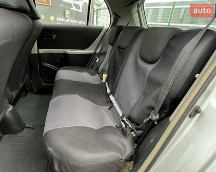 Серый Тойота Ярис, объемом двигателя 1 л и пробегом 230 тыс. км за 3450 $, фото 14 на Automoto.ua