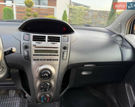 Серый Тойота Ярис, объемом двигателя 1 л и пробегом 230 тыс. км за 2999 $, фото 57 на Automoto.ua