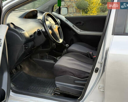 Серый Тойота Ярис, объемом двигателя 1 л и пробегом 230 тыс. км за 2999 $, фото 45 на Automoto.ua