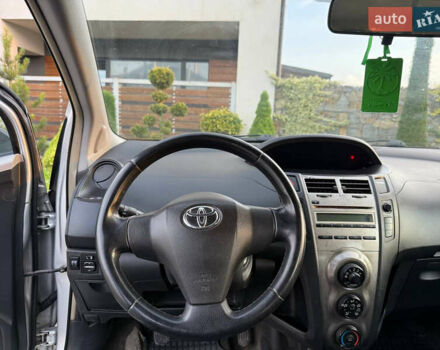 Серый Тойота Ярис, объемом двигателя 1 л и пробегом 230 тыс. км за 2999 $, фото 58 на Automoto.ua