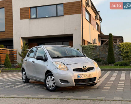 Серый Тойота Ярис, объемом двигателя 1 л и пробегом 230 тыс. км за 2999 $, фото 2 на Automoto.ua