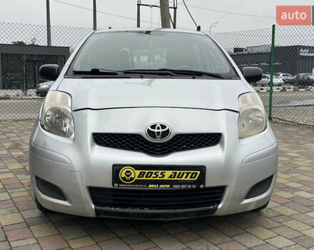 Серый Тойота Ярис, объемом двигателя 1 л и пробегом 230 тыс. км за 3450 $, фото 1 на Automoto.ua