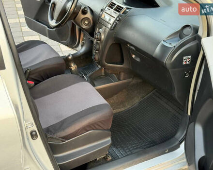 Серый Тойота Ярис, объемом двигателя 1 л и пробегом 230 тыс. км за 2999 $, фото 70 на Automoto.ua