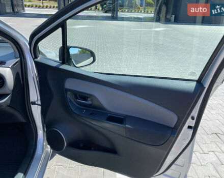 Сірий Тойота Яріс, об'ємом двигуна 1.5 л та пробігом 100 тис. км за 12000 $, фото 9 на Automoto.ua