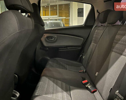 Серый Тойота Ярис, объемом двигателя 1 л и пробегом 247 тыс. км за 8000 $, фото 17 на Automoto.ua