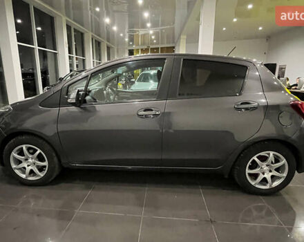 Серый Тойота Ярис, объемом двигателя 1 л и пробегом 247 тыс. км за 8000 $, фото 3 на Automoto.ua