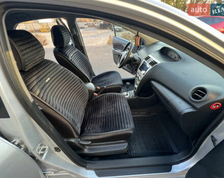 Серый Тойота Ярис, объемом двигателя 1.3 л и пробегом 181 тыс. км за 7300 $, фото 58 на Automoto.ua