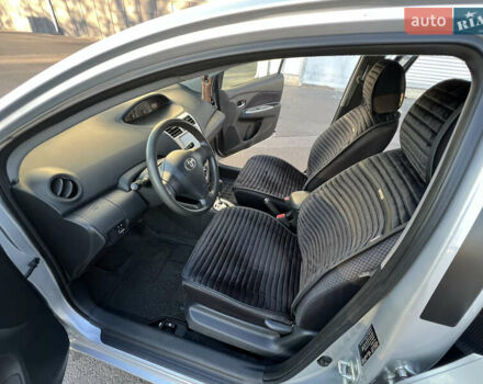 Серый Тойота Ярис, объемом двигателя 1.3 л и пробегом 181 тыс. км за 7300 $, фото 83 на Automoto.ua