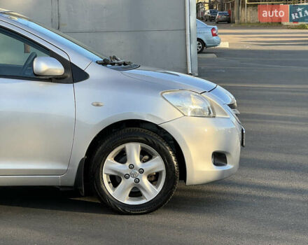 Серый Тойота Ярис, объемом двигателя 1.3 л и пробегом 181 тыс. км за 7300 $, фото 47 на Automoto.ua