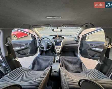 Серый Тойота Ярис, объемом двигателя 1.3 л и пробегом 181 тыс. км за 7300 $, фото 1 на Automoto.ua