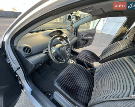 Серый Тойота Ярис, объемом двигателя 1.3 л и пробегом 181 тыс. км за 7300 $, фото 72 на Automoto.ua