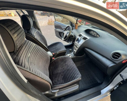 Серый Тойота Ярис, объемом двигателя 1.3 л и пробегом 181 тыс. км за 7300 $, фото 81 на Automoto.ua