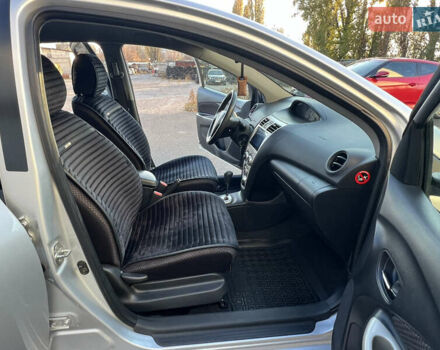 Серый Тойота Ярис, объемом двигателя 1.3 л и пробегом 181 тыс. км за 7300 $, фото 57 на Automoto.ua
