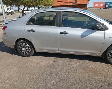 Серый Тойота Ярис, объемом двигателя 1.3 л и пробегом 270 тыс. км за 4750 $, фото 3 на Automoto.ua