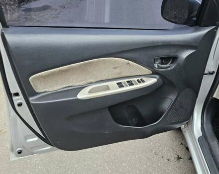Серый Тойота Ярис, объемом двигателя 1.5 л и пробегом 200 тыс. км за 2900 $, фото 5 на Automoto.ua