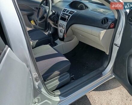 Серый Тойота Ярис, объемом двигателя 1.3 л и пробегом 270 тыс. км за 4750 $, фото 5 на Automoto.ua