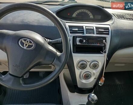 Серый Тойота Ярис, объемом двигателя 1.3 л и пробегом 270 тыс. км за 4750 $, фото 4 на Automoto.ua