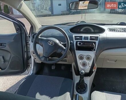 Серый Тойота Ярис, объемом двигателя 1.3 л и пробегом 270 тыс. км за 4750 $, фото 7 на Automoto.ua