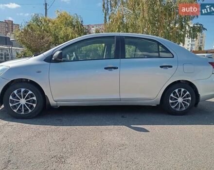 Серый Тойота Ярис, объемом двигателя 1.3 л и пробегом 270 тыс. км за 4750 $, фото 1 на Automoto.ua