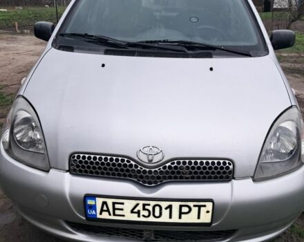 Серый Тойота Ярис, объемом двигателя 1.3 л и пробегом 300 тыс. км за 4000 $, фото 1 на Automoto.ua