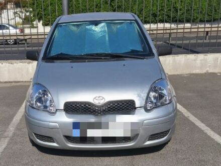 Серый Тойота Ярис, объемом двигателя 1 л и пробегом 197 тыс. км за 4500 $, фото 1 на Automoto.ua