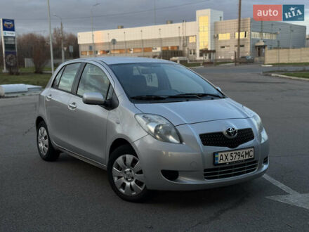 Серый Тойота Ярис, объемом двигателя 1 л и пробегом 180 тыс. км за 4750 $, фото 1 на Automoto.ua