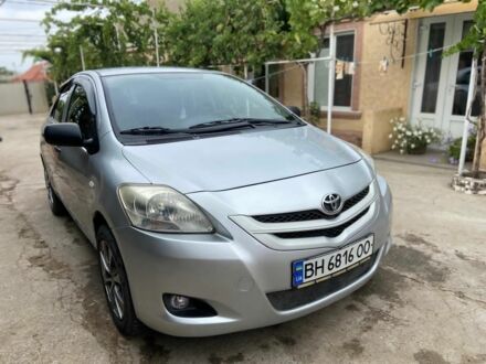 Серый Тойота Ярис, объемом двигателя 1.3 л и пробегом 200 тыс. км за 4000 $, фото 1 на Automoto.ua