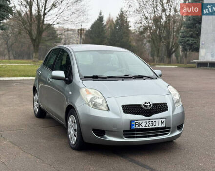Сірий Тойота Яріс, об'ємом двигуна 1.3 л та пробігом 152 тис. км за 4850 $, фото 1 на Automoto.ua