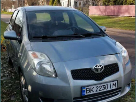 Серый Тойота Ярис, объемом двигателя 1.3 л и пробегом 151 тыс. км за 5000 $, фото 1 на Automoto.ua