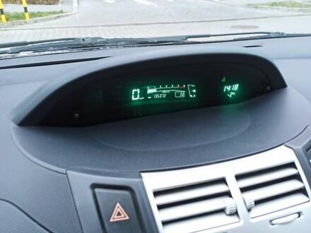 Серый Тойота Ярис, объемом двигателя 1.36 л и пробегом 135 тыс. км за 5200 $, фото 1 на Automoto.ua