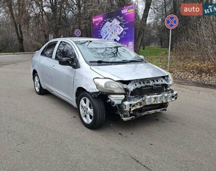 Серый Тойота Ярис, объемом двигателя 1.5 л и пробегом 200 тыс. км за 2900 $, фото 1 на Automoto.ua