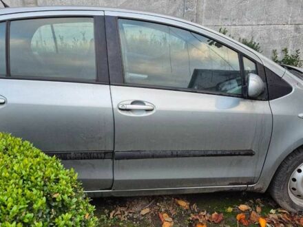 Серый Тойота Ярис, объемом двигателя 1.3 л и пробегом 300 тыс. км за 6500 $, фото 1 на Automoto.ua