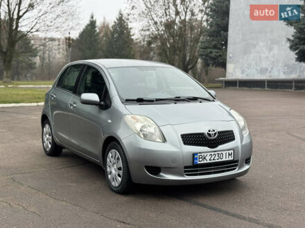 Серый Тойота Ярис, объемом двигателя 1.3 л и пробегом 150 тыс. км за 4600 $, фото 1 на Automoto.ua