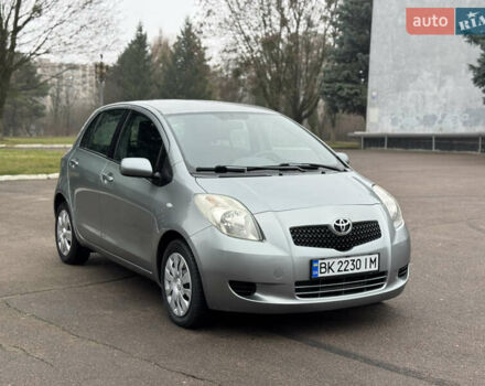 Серый Тойота Ярис, объемом двигателя 1.3 л и пробегом 150 тыс. км за 4600 $, фото 1 на Automoto.ua