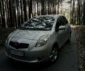 Серый Тойота Ярис, объемом двигателя 1.3 л и пробегом 90 тыс. км за 6000 $, фото 1 на Automoto.ua