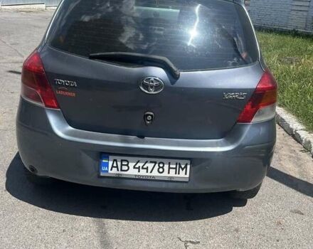 Серый Тойота Ярис, объемом двигателя 1 л и пробегом 199 тыс. км за 4800 $, фото 1 на Automoto.ua