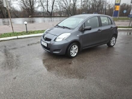 Серый Тойота Ярис, объемом двигателя 1 л и пробегом 201 тыс. км за 6000 $, фото 1 на Automoto.ua