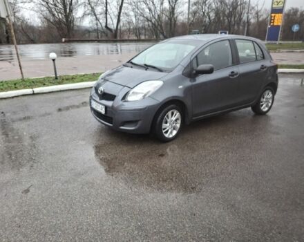 Серый Тойота Ярис, объемом двигателя 1 л и пробегом 201 тыс. км за 6000 $, фото 1 на Automoto.ua