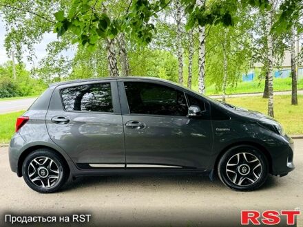 Тойота Яріс 2017 у Ромнах на Automoto.ua Сірий Тойота Яріс, об'ємом двигуна 1.5 л та пробігом 37 тис. км за 15500 $, фото 1 на Automoto.ua