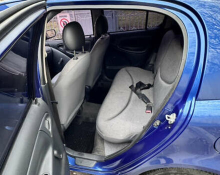 Синий Тойота Ярис, объемом двигателя 1 л и пробегом 261 тыс. км за 3300 $, фото 5 на Automoto.ua