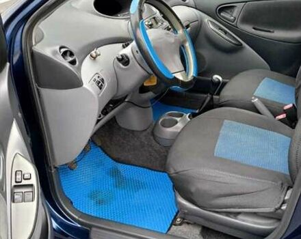 Синий Тойота Ярис, объемом двигателя 1 л и пробегом 270 тыс. км за 5200 $, фото 81 на Automoto.ua