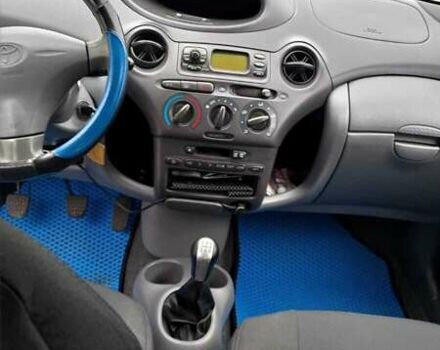 Синий Тойота Ярис, объемом двигателя 1 л и пробегом 270 тыс. км за 5200 $, фото 36 на Automoto.ua