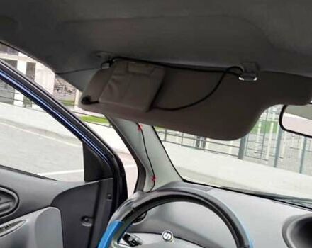 Синий Тойота Ярис, объемом двигателя 1 л и пробегом 270 тыс. км за 5200 $, фото 53 на Automoto.ua