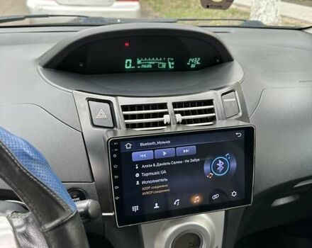 Синий Тойота Ярис, объемом двигателя 1.3 л и пробегом 256 тыс. км за 6000 $, фото 18 на Automoto.ua