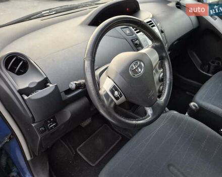 Синий Тойота Ярис, объемом двигателя 1.3 л и пробегом 200 тыс. км за 5200 $, фото 4 на Automoto.ua