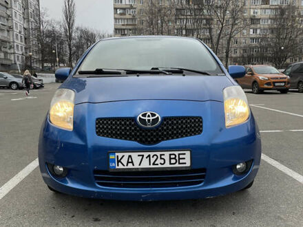 Синий Тойота Ярис, объемом двигателя 1.3 л и пробегом 260 тыс. км за 6000 $, фото 1 на Automoto.ua
