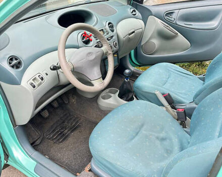 Зеленый Тойота Ярис, объемом двигателя 1 л и пробегом 264 тыс. км за 2300 $, фото 3 на Automoto.ua