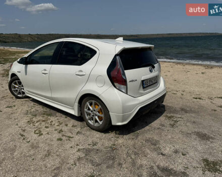 Белый Тойота Aqua, объемом двигателя 1.5 л и пробегом 61 тыс. км за 10700 $, фото 4 на Automoto.ua